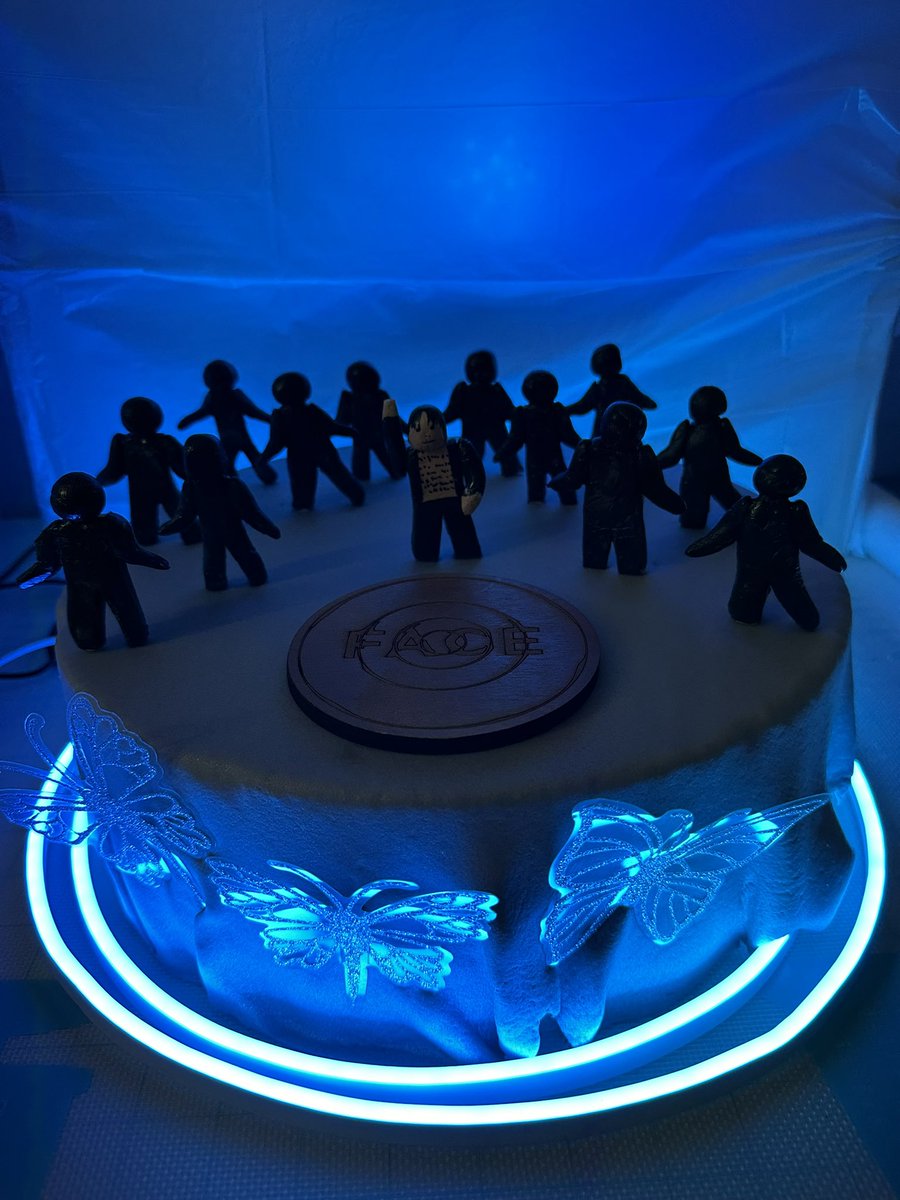 BTSypher7's tweet photo. @jiminiemelody Happy #1YearFaceAnniversary! My Set Me Free pt 2 cake! I covered the cake with fondant, sculpted the figures with gumpaste, lasercut the logo! 

#CakeForJimin
#FACE_Anniversary
#OneYearWithFACE
#1YearWithLikeCrazy
#지민_LikeCrazy_1주년축하해
#지민이의_특별한_스토리_FACE #smfp2 https://t.co/aUCBZSLdFQ
