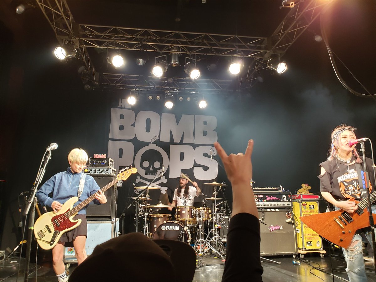 7Wc1nSWQJ5NwegH's tweet image. Dizzy SunfistをサポートするJosh.曲はPunk Rock Princess(うる覚え) .くわえ煙草にstickくるくる回すし最高なドラマー🥁 #bombpops #dizzysunfist