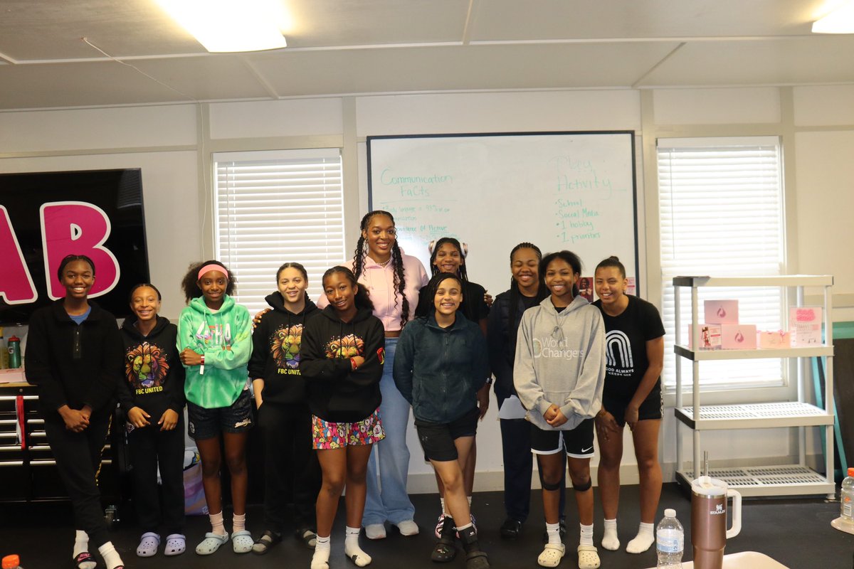 FemaleBeyond's tweet photo. Middle School Session was absolutely
FABulous! 💕
We had a great time having in-depth conversations about our Hobbies &amp; Priorities outside of our sports!
We discussed communication skills, fun conversations and even stepped out our comfort zone with a short script! https://t.co/GR0WloNrRp