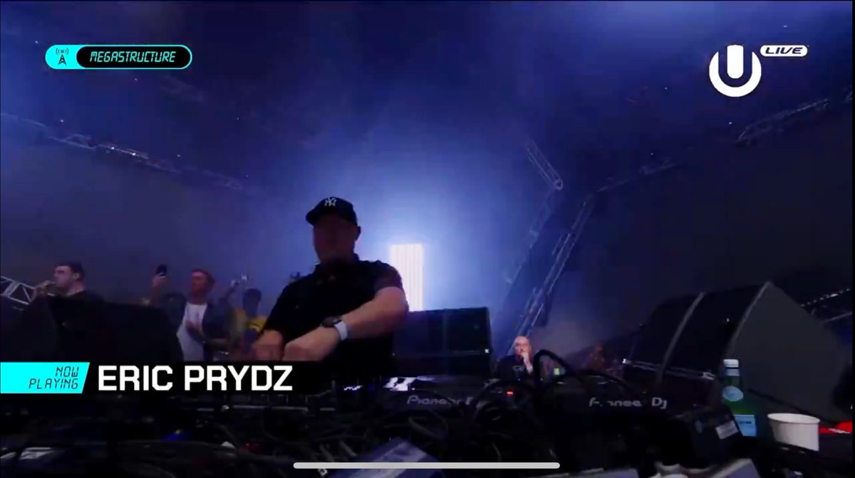 sergiofloris's tweet image. O 👑 @ericprydz ao vivaço no #UltraLive #Ultra2024