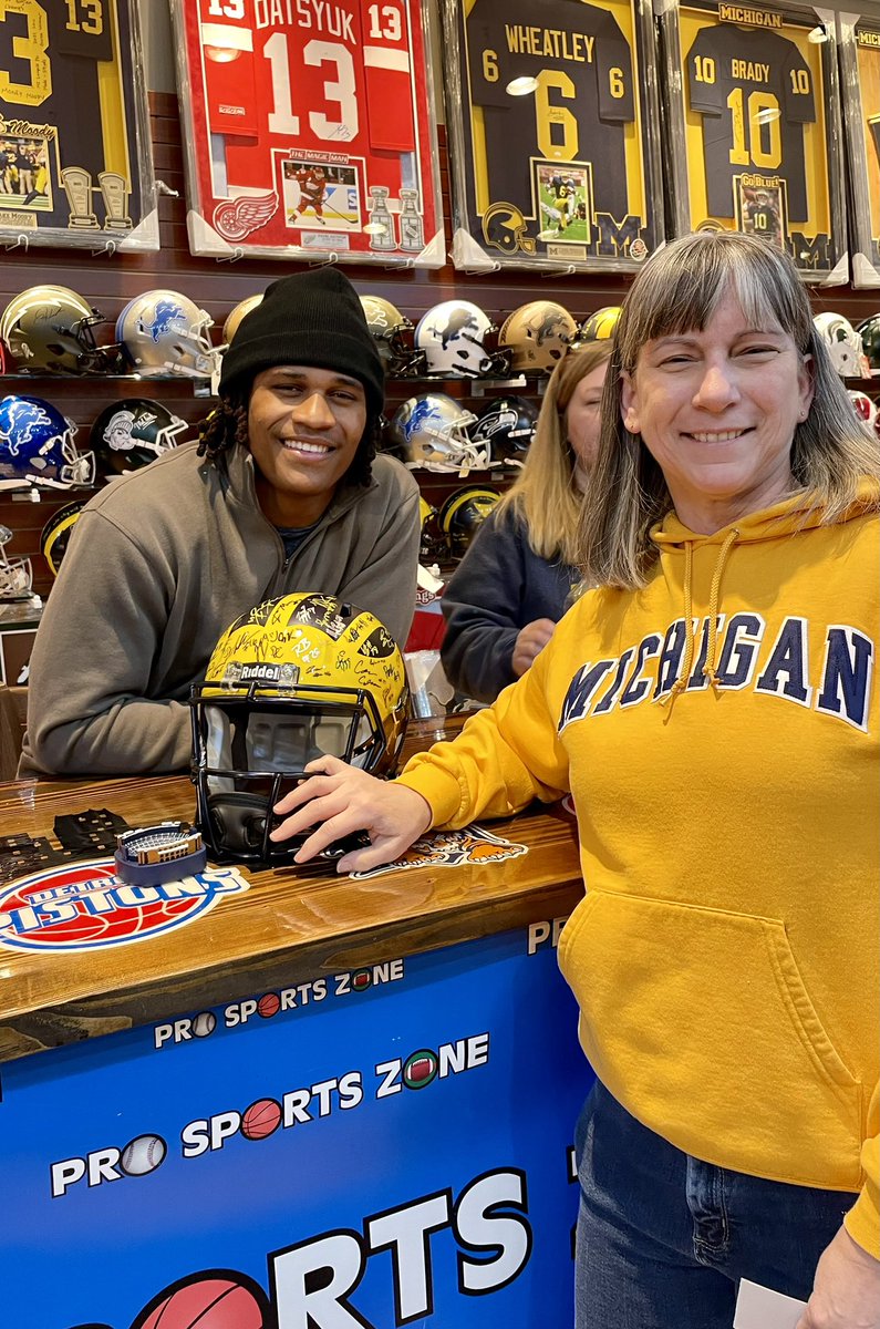 Thank you @ProSportsZone1 for providing this and so many other signing opportunities with former and current 〽️🏈 players. @KrisJenkinsJr1 and @JuniorColson were very gracious and fun to chat with! #ForeverGoBlue