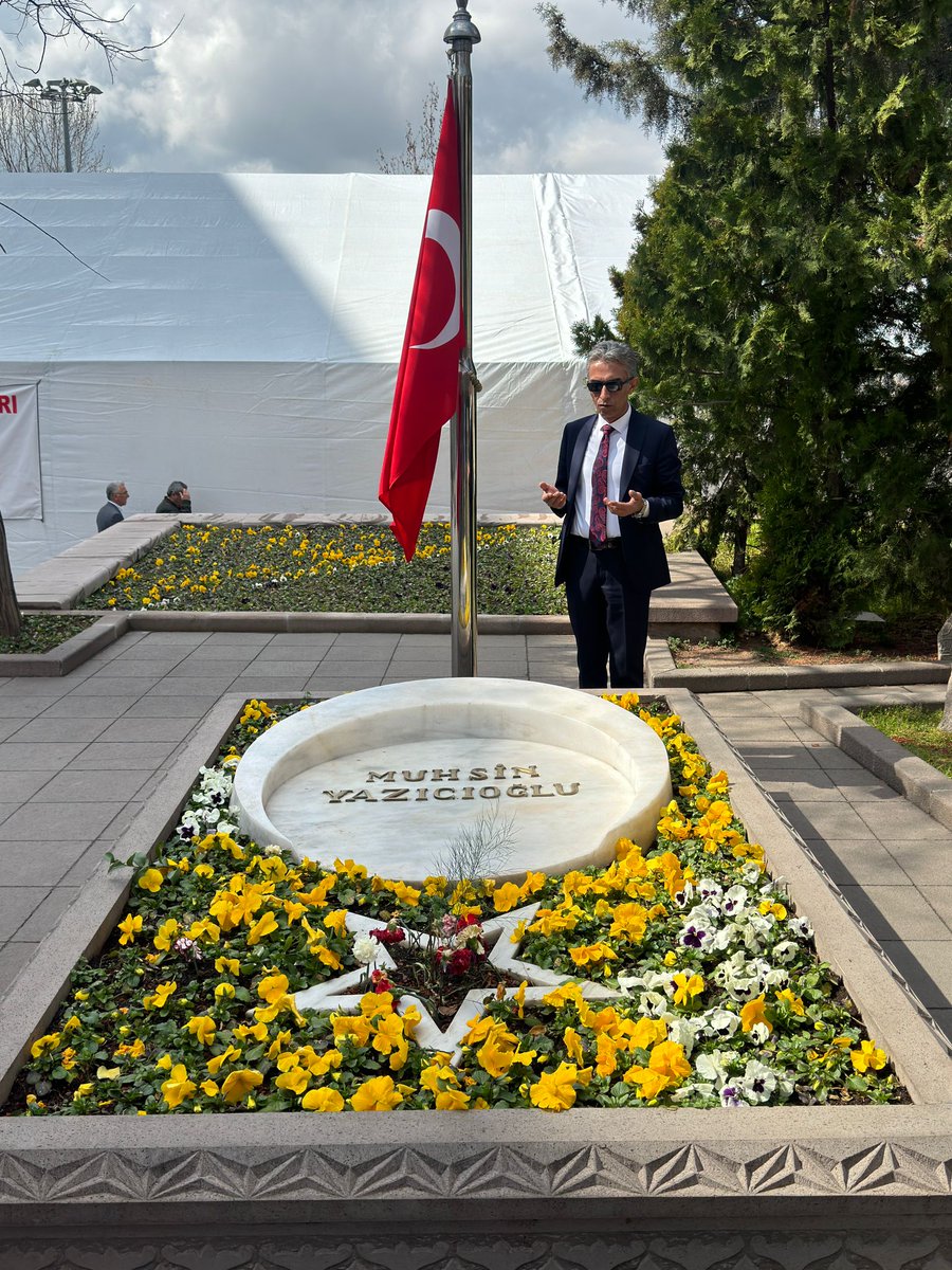 Ölüm inançsız insanlar için korkunç bir sondur ama inananlar için ne kadar zevkli bir başlangıçtır! Muhsin Yazıcıoğlu Rahmetle, saygıyla yâd ediyorum. Mekanı cennet makamı ali olsun inşaallah #MuhsinYazıcıoğlu