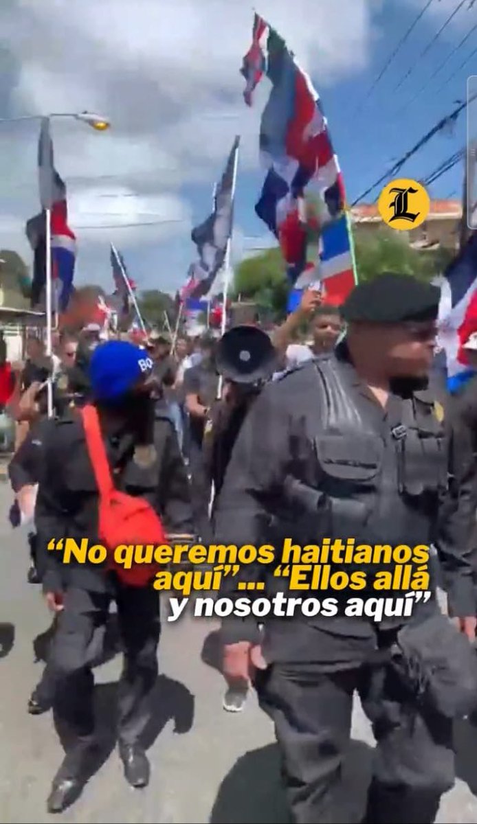 Una marcha muy exitosa, estuvieron hasta líderes de las crimínales bandas haitianas, coreando: “No queremos haitianos aquí, ellos allá y nosotros aquí”. En la foto se observa a Jimmy "Barbecue" Cherizier uno de los más despiadados líderes de bandas haitianas.