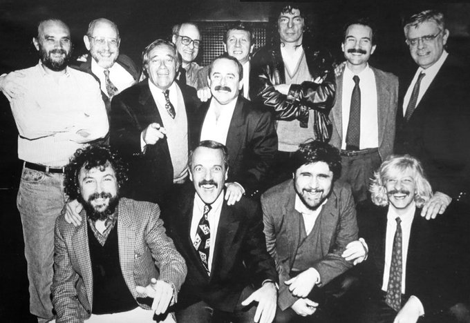 AHGArgentino's tweet photo. #Fotaza mas que conocida, pero no deja de ser una de LAS fotos con los mas grandes que tenemos y tuvimos!  Año 1992. De izq. a der.: Fontanarrosa, Mundstock, Tato Bores, Quino, Guinzburg, Landrisina, Dolina, Maronna, Sabát, Núñez Cortés, Rabinovich, Rudy y López Puccio. https://t.co/djoAl8T7pX