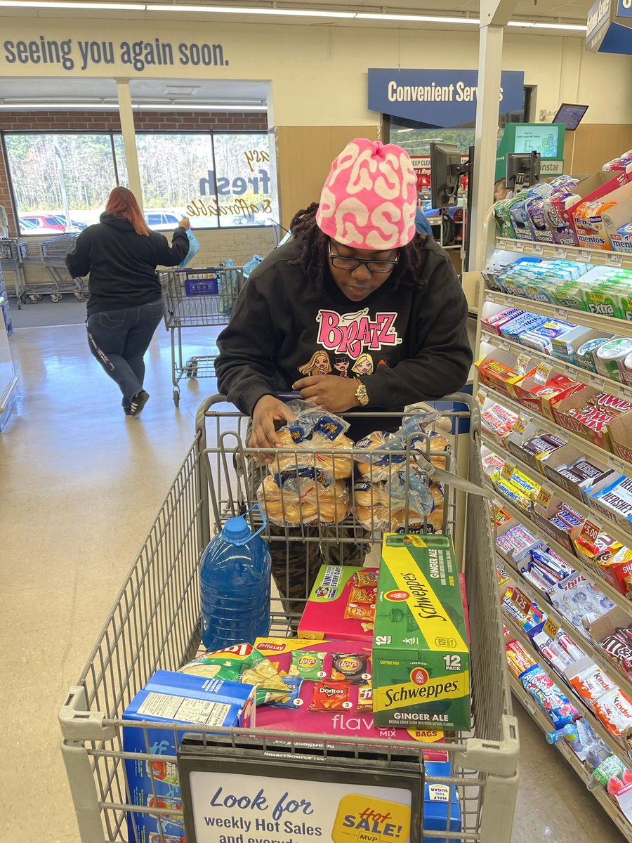 943Brainz's tweet photo. Our first give back to the community & kids ❤️ 🎌 next year bigger and better 🗣️‼️
#flyfitsonly #prettygirlsstayfly #foreverfamilyonly https://t.co/duBJLEj1FQ