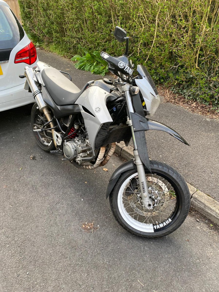 Bath Neighbourhood police and response teams helped recover this stolen motorcycle from the RUH in the Avon Park area. 🚔 🤝 🏍 👮🏾‍♂️