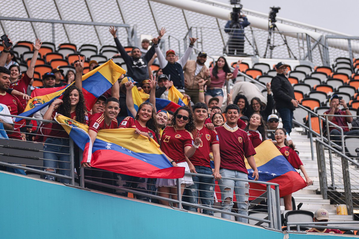 Con nosotros en todos lados 🙏 ¡𝑮𝒓𝒂𝒄𝒊𝒂𝒔 𝒑𝒐𝒓 𝒕𝒂𝒏𝒕𝒐 𝒄𝒂𝒓𝒊𝒏̃𝒐! 🥹 #SiempreVinotinto 🇻🇪