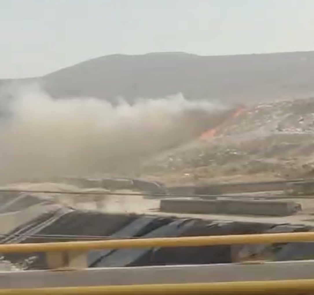 calvarezflores's tweet photo. En este momento está incendiado “Tinajitas” en Celaya- uno de los 44 tiraderos a cielo abierto de RSU que permite @diegosinhue y su Procurador de @PAOTGTO el aviador @GMoralesMoncada y la aviadora poblana @MarisaaOrtizMan (ahora candidata a dip local) esta es la “Grandeza de Gto” https://t.co/JQJ3sEWhrm