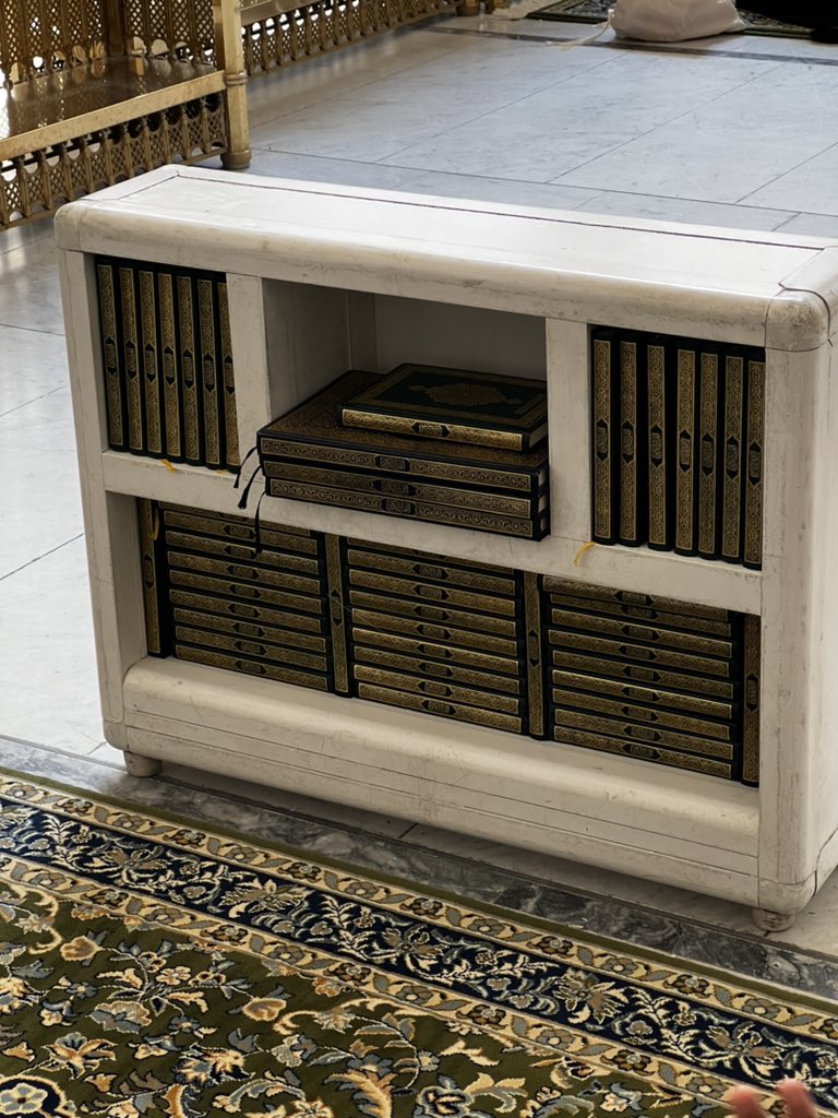 "جليسُ القُرآن كُلَّما مالت بهِ الحياة
هيّــأ الله لهُ مُتّكــأ "