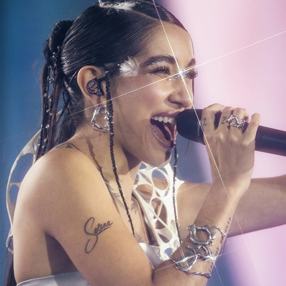 BecerraData's tweet photo. La envidia de TANTOS artistas, influencers y famosos hacia una piba que se ganó todo SOLA y lo tiene más que merecido, genera tristeza y lástima. 

Tendrán que soportar, LA NENA DE ARGENTINA agotó 2 Estadio River Plate. 🫡 https://t.co/JDdP59JW46