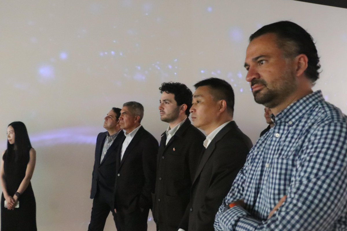 CCEPuebla's tweet photo. La comitiva empresarial de Puebla, en su estadía en China 🇨🇳, visitó EVH Innovation Center, empresa nacional dedicada a:

🔹Innovación tecnológica
🔹Capacitación de talentos
🔹Incubación de tecnología de vehículos eléctricos en China

Fortaleciendo relaciones internacionales.🤝 https://t.co/EDj5xdHdfT