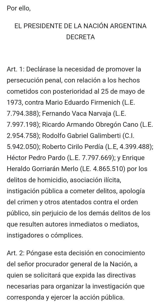 Raul Alfonsin no sólo mandó a juzgar a las juntas militares, también promovió la acción penal contra los líderes de la guerrilla. Fue el prócer Carlos Menem el que indultó a militares y a los líderes de Montoneros y el ERP.