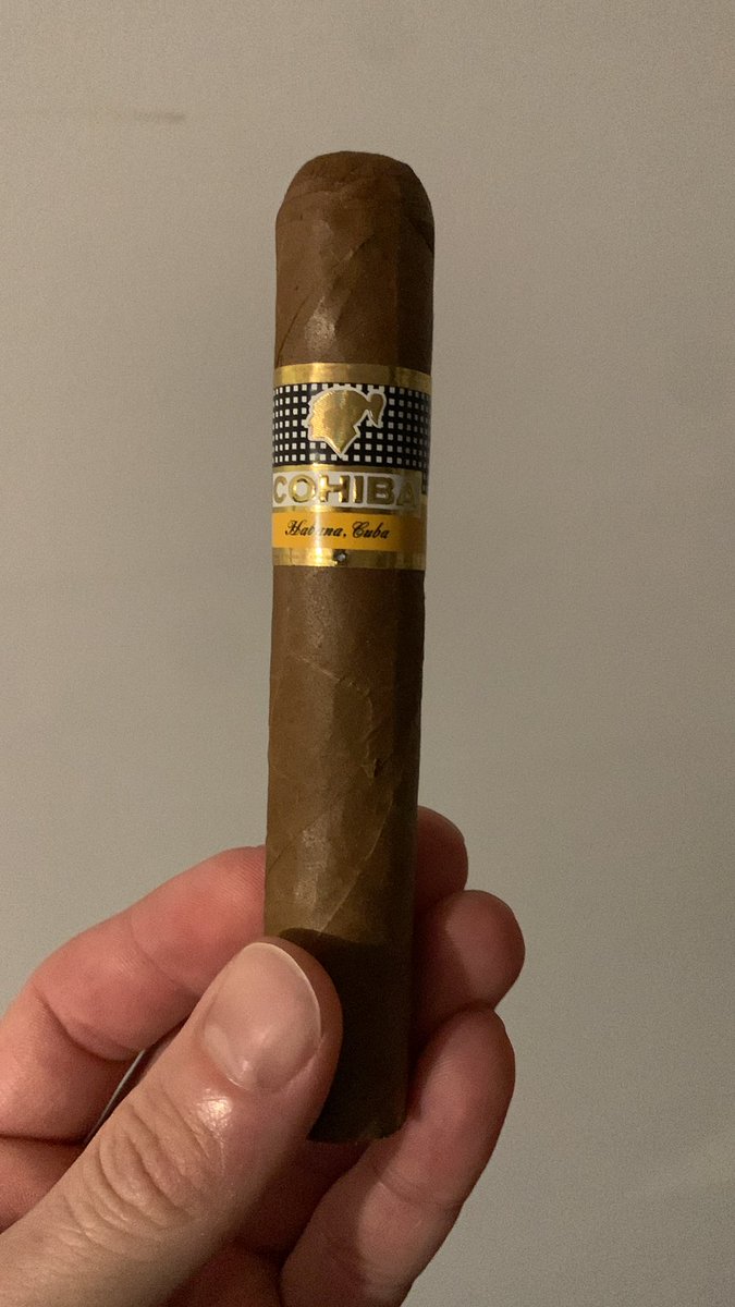 Rgallant87's tweet photo. Mondays  #Cigar #Review will be on this Cohiba Robusto. Approximately 81CAD. This Cuban cigar is 4 3/4 by 52 gauge. #Cuban  #cigar #Cohiba #luxury #lifestyle #smoke #relax #ladies #gentlemen #MondayMotivation  #Mondays  #smile https://t.co/kYazLt1rgh