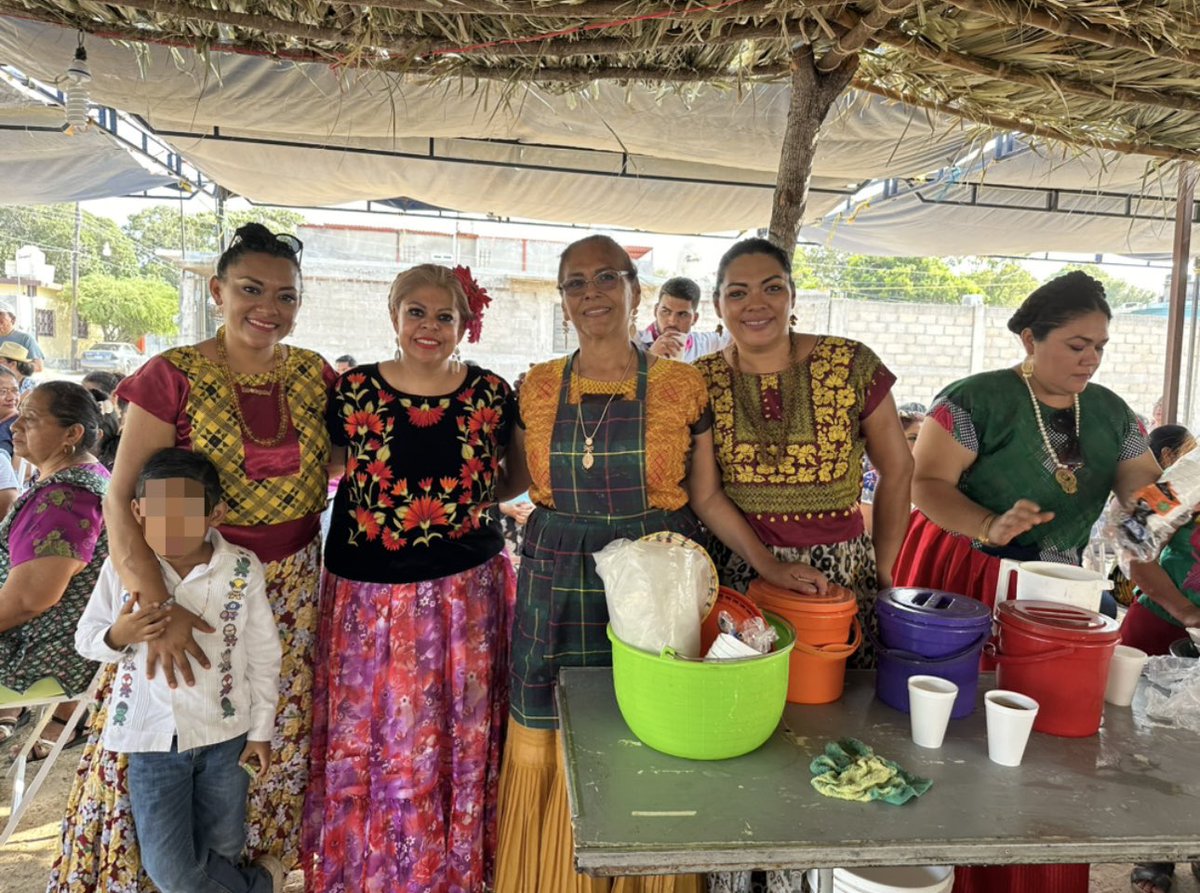 karlitacarrasco's tweet photo. Amo las tradiciones de Asuncion Ixtaltepec, gracias por invitarme a los miembros de la sociedad de los fundadores de la vela de la Santa Cruz y a la Mayordoma Sra. Flor Cruz Guzmán.
De Oaxaca para el Mundo
@BenjaminRoblesM @maribelmruiz
#asuncionixtaltepec #itsmo #tehuantepec https://t.co/NsgSpNTJMU