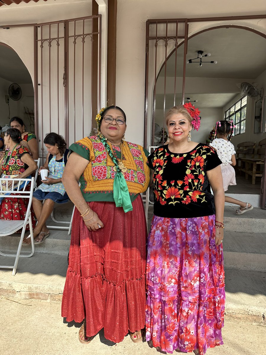 karlitacarrasco's tweet photo. Amo las tradiciones de Asuncion Ixtaltepec, gracias por invitarme a los miembros de la sociedad de los fundadores de la vela de la Santa Cruz y a la Mayordoma Sra. Flor Cruz Guzmán.
De Oaxaca para el Mundo
@BenjaminRoblesM @maribelmruiz
#asuncionixtaltepec #itsmo #tehuantepec https://t.co/NsgSpNTJMU
