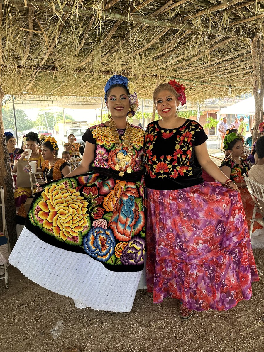 karlitacarrasco's tweet photo. Amo las tradiciones de Asuncion Ixtaltepec, gracias por invitarme a los miembros de la sociedad de los fundadores de la vela de la Santa Cruz y a la Mayordoma Sra. Flor Cruz Guzmán.
De Oaxaca para el Mundo
@BenjaminRoblesM @maribelmruiz
#asuncionixtaltepec #itsmo #tehuantepec https://t.co/NsgSpNTJMU