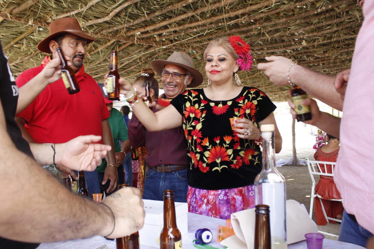 karlitacarrasco's tweet photo. Amo las tradiciones de Asuncion Ixtaltepec, gracias por invitarme a los miembros de la sociedad de los fundadores de la vela de la Santa Cruz y a la Mayordoma Sra. Flor Cruz Guzmán.
De Oaxaca para el Mundo
@BenjaminRoblesM @maribelmruiz
#asuncionixtaltepec #itsmo #tehuantepec https://t.co/NsgSpNTJMU