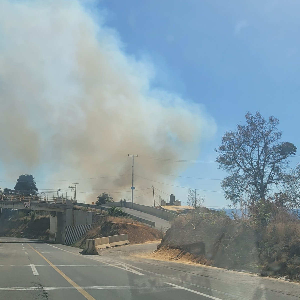 usuariocham's tweet photo. Contamos 27 incendios forestales en 82km #IncendiosForestales #ContingenciaAmbiental  #EstadoDeMéxico #villaguerrero #coatepecharinas https://t.co/At8nVesNSa