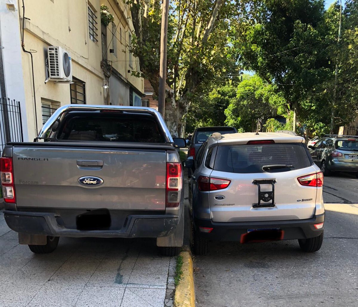 Le mando un abrazo enorme a la persona a la que le pareció una buena idea estacionar su Ranger sobre la vereda. La vecina recién operada, de la EcoSport bien estacionada, todavía sigue tratando de subirse por el asiento del acompañante. <a href="/VivamosVL/">Vicente López</a>