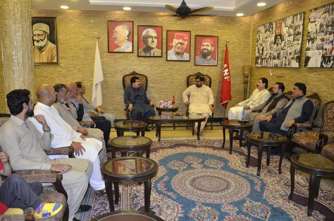 SenatorDilawar's tweet photo. سابق چئیرمین سینیٹ صادق سنجرانی، سابق سینیٹر حاجی دلاور خان اور دیگر صدر عوامی نیشنل پارٹی خیبر پختونخوا ایمل ولی خان سے ولی باغ میں والدہ محترمہ کی وفات پر تعزیت اور فاتحہ خوانی کررہے ہیں۔
@AimalWali @ANPMarkaz https://t.co/njaP9KnPSK