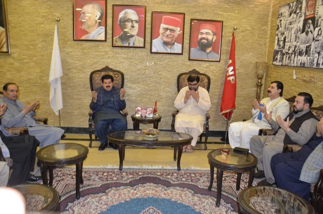 SenatorDilawar's tweet photo. سابق چئیرمین سینیٹ صادق سنجرانی، سابق سینیٹر حاجی دلاور خان اور دیگر صدر عوامی نیشنل پارٹی خیبر پختونخوا ایمل ولی خان سے ولی باغ میں والدہ محترمہ کی وفات پر تعزیت اور فاتحہ خوانی کررہے ہیں۔
@AimalWali @ANPMarkaz https://t.co/njaP9KnPSK