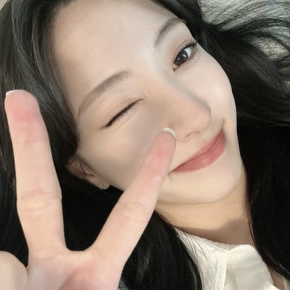 pinkiut's tweet photo. ☆ hola soy #eunseo de wjsn y vine a brindarte amor y compañía, espero que estes bien y sin olvidar que te amo >•< https://t.co/6GHjK5CZvy