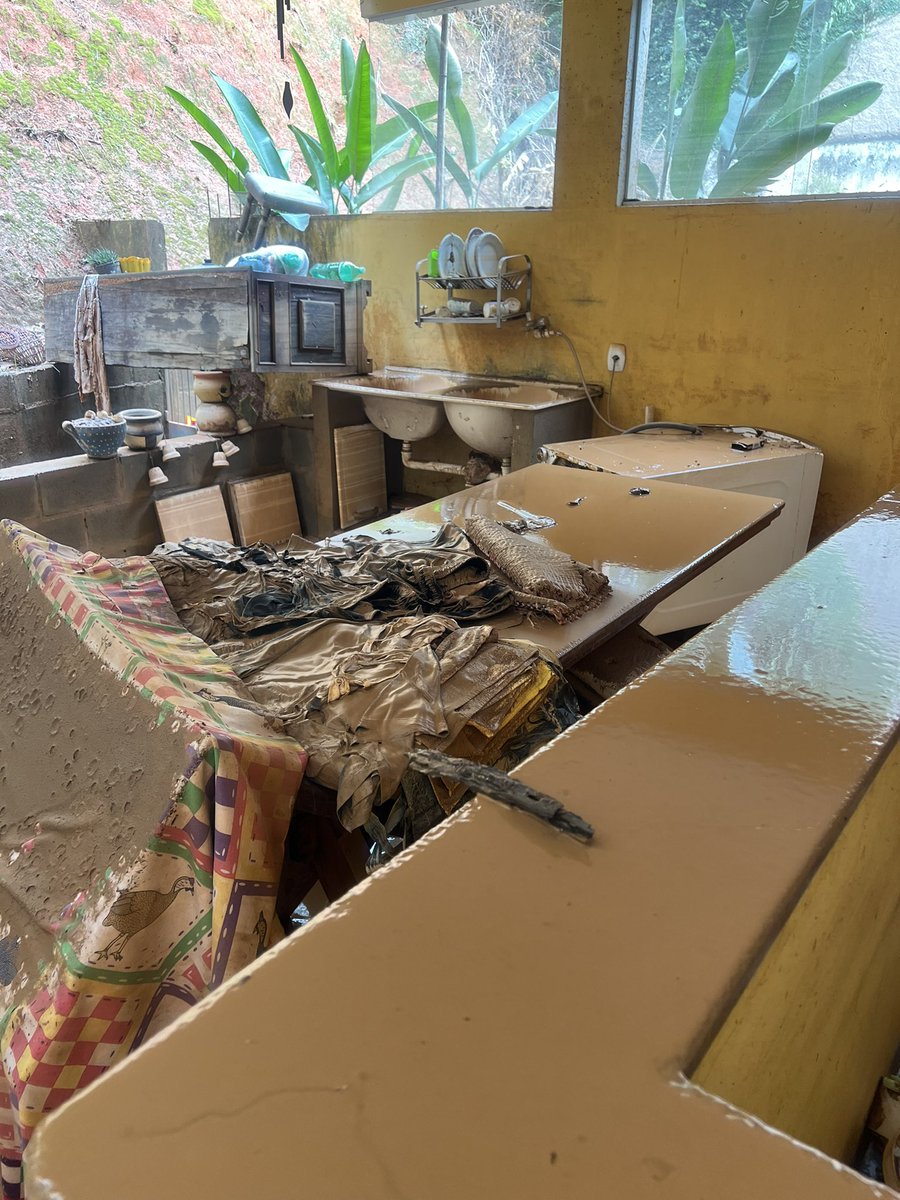 pietro_barreto's tweet photo. Gente, eu tô bem! Eu e minha mãe saímos de casa, para tomarmos banho e também para comer! Quem puder ajudar, meu pix é 108.540.717-92. Qualquer quantia vai ser bem-vindo ❤️

#ChuvasES
#Mimosodosul https://t.co/fepnPGJ8yt