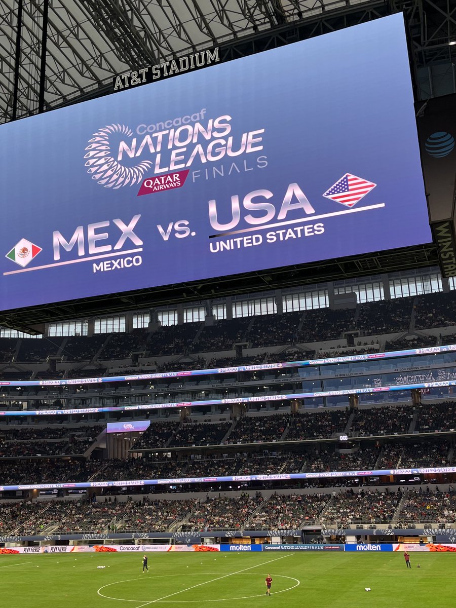 A great way to finish off the weekend in Dallas. The 🇺🇸 came out to scathing boos and then the stadium went absolutely mental as 🇲🇽 ran onto the pitch! This will be a fun USA home game. I wonder if my boss will put up a screen like this at the SU Soccer Stadium. Let’s go 🇺🇸🇲🇽⚽️🍊