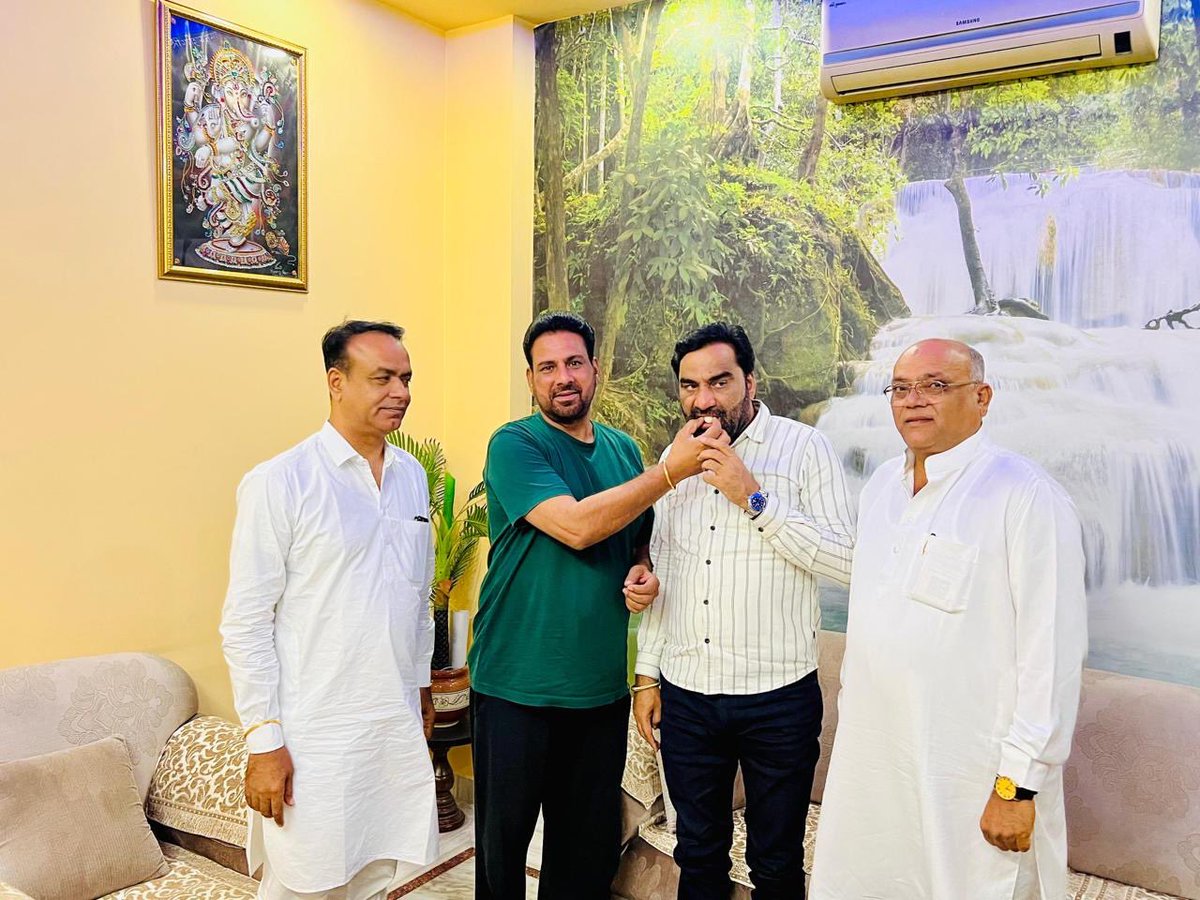 Mahendranawa's tweet image. #कॉंग्रेस और आरएलपी के गठबंधन के पश्चात @जयपुर मेरे आवास पर हनुमान जी बेनीवाल का स्वागत कर आश्वस्त किया कि नागौर ज़िले  में गठबंधन की ऐतिहासिक विजय होगी, विधायक जाकिर हुसैनजी गैसावत,पूर्व विधायक चेतन जी डूडी व कांग्रेसी नेताओं ने नामांकन सभा व चुनाव की रणनीति पर विस्तृत चर्चा की