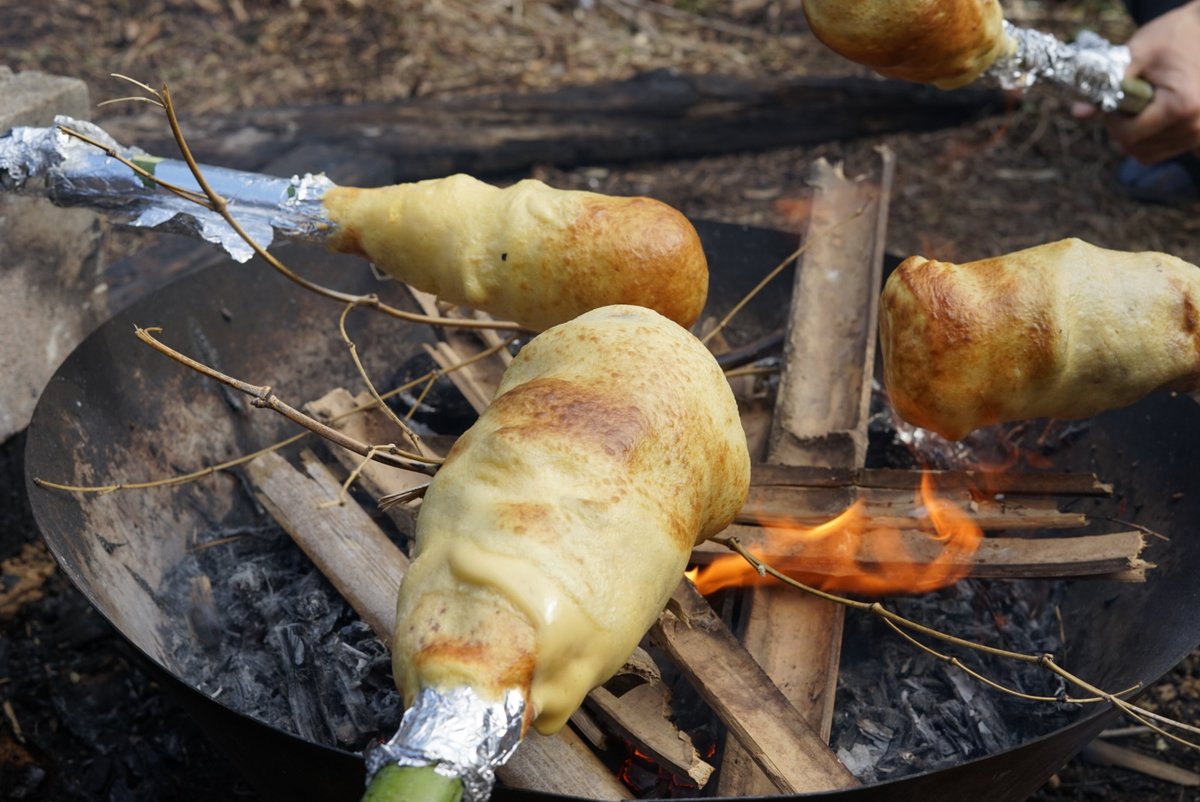 <a href="/tsumugi_commons/">TSUMUGI</a> のメンバーとイネの天日干しで使う竹の切り出しと竹林整備を兼ねて汗をながす。
労働の後はバームクーヘンを作ってみた。
とても美味しくできたので、今度はコーヒーと共にみんなで食べたいな！
里山活動は楽しく作業するのが大事だね。