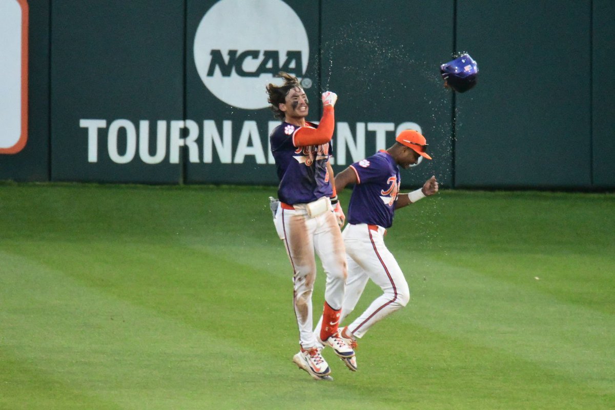 WillTalksBall's tweet photo. Best weekend in Clemson sports in recent history.

Dramatic sweep over FSU 🐅 
Win in Round of 64 vs NM 🐅
Win in Round of 32 vs Baylor 🐅

HOW BOUT THEM GOD DAMN CLEMSON TIGERS https://t.co/iQzG2oIXRs