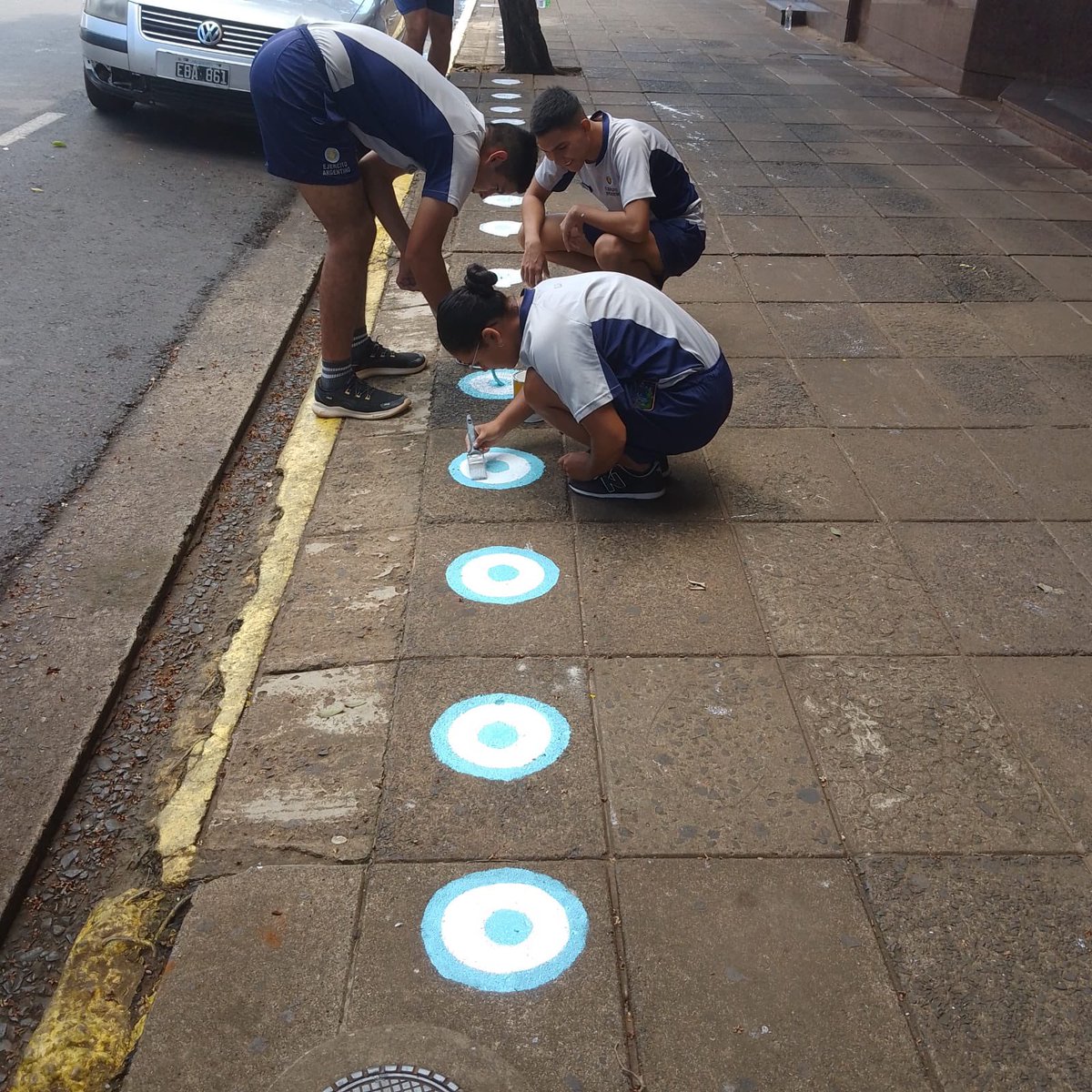 DanielS93481031's tweet photo. Buenas tardes Señores, hoy pintaron con pañuelitos, nuestra vereda del Cdo de Infantería de Monte 12, y nosotros junto al personal de intendente de Cuartel, lo transformamos en hermosas escarapelas. https://t.co/v5eafGE81G