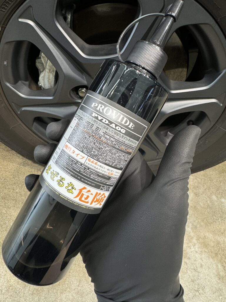 poyQIUKkf8IjujF's tweet photo. 【スケール除去剤のリスク＆対策を解説】

スケール除去剤を使用する事のリスク

☆人体へのリスク
・手袋を使用しないで使用すると皮膚が炎症する事がある。

・爪を短く切った後に素手でスケール除去剤を使用したら爪の中が真っ黒になってすごく痛い思いをしました。

・スケール除去剤のついたタオルをポッケの中に入れていたら、その部分が火傷のような状態になった。

・水アカが多い車両で発生する臭いで気分が悪くなった事がある。

☆車へのリスク

・ガラスに付着して放置すると落ちない染みや白濁するリスクがある

・金属パーツに触れて放置して乾かすと変色し、リカバリーできないダメージになる可能性がある

・スパッタリング、ハイパーシルバー、無垢のアルミ、アルマイトなどの特殊な金属に使用すると変色ダメージになる事がある

・一部カラー。チャンピョンイエローに使用すると黒く変色するリスクがある。

・古い車へ使用したら、塗った後がそのまま染みになった。

☆コーティングへのリスク

・スケール除去剤を使用することでコーティングが除去される。または、コーティングの撥水が落ちる。効果が弱まるリスクがある。

・キーパーコーティング系は、大体スケール除去剤を使用すると落ちる可能性あり。（ダイヤモンド、クリスタルは経験済み。EXなどは検証していないですが、落ちる可能性がある）

・無機ポリシラザン系コーティング（クォーツ系コーティング、シラザンコーティングなどは剥離リスクあり）

・純ガラスコーティング系も要注意。

対策

人体へのリスクを極力抑えるには？

☆手袋を必ず使用する。
☆タオルを置く場所（作業台）を準備する
☆換気の良い場所で作業する。（ガレージ内で使用したい場合は、防毒マスクを使用する）
☆ブラシでシャカシャカしたい場合は、メガネを使用すると安心

車へのリスクを極力抑えるには？

☆塗装以外に付着しないか、都度確認する。
拭き上げタオルは１枚ではなく、２枚。施工範囲よりも「少し広め」に拭き上げることを意識する。

☆金属パーツに付着したら即拭き上げる。

そのために乾いた吸水性の高いタオルを常に手元に準備する。

☆面倒くさがらないで素材についてググる。

特にホイールなどの金属は、メーカーやディーラーなど詳しい人に聞いたり、ネットで調べてから使用する。

☆自分の車種　スケール除去で検索する。

みんカラやgoogleなどで自分の車種やカラー空白、スケール除去剤で検索し、事例があるか確認する。特に、問題があれば、なぜ問題が起きたのか。使用できるか、できないか。の判断をする。（自分のYouTubeを見てもいいですよ。笑）

☆本格使用前に小さくテストする。

心配なら、１パネル事に小さく塗って拭くをやって。角度を変えながら確認する。

☆素材が変色した場合は、研磨剤で磨く

Provideのmetal polish, FTW、塗装用の超微粒子研磨剤でも可能。改善されないまでも、目立ちづらくなる事があります（液剤の量と乾燥までの放置時間による）

コーティングへのリスク対策

☆コーティング名 スケール除去でググる
調べれば大体出てきます。

☆目立たない箇所で小さくやってみる。

使用後、撥水は落ちていないか。
艶のトーンは落ちていないか。などを確認する。

☆コーティング店に聞いてみる。

コーティング店の意見を１００％鵜呑みにするのは危険ですが、見解は参考になる事が多い。

スケール除去剤のリスクを思いつく限り欠いてみました！

https://t.co/VlULaWzX0Z

こういうリスクがあるよ！とかヌケモレがあれば対策も合わせてリプいただけると助かりまするーーーー！！！

内容が良ければリツイートして頂けると泣いて喜びます😭😭😭