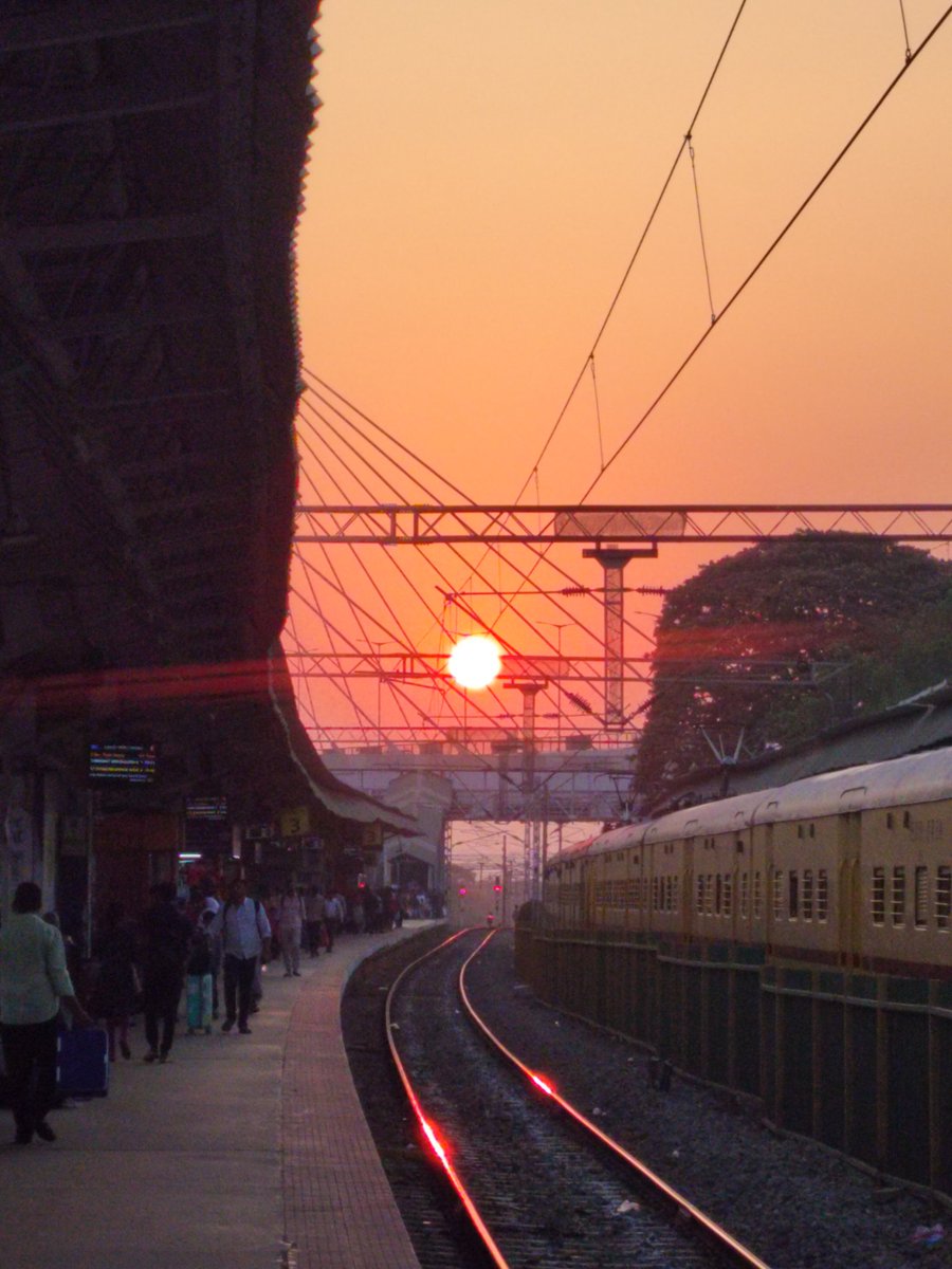 A colorful morning to start the day at Krishnarajapuram station.
#HappyHoli 
@abhinavprakash5 @drmsbc @Lolita_TNIE @Ananth_IRAS @PantryCar @iampankajsjain