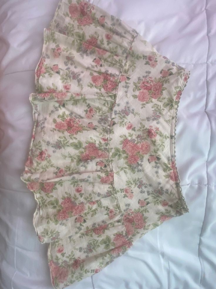 sstudynessa's tweet image. how does pinterest see you? 

♡  top 
♡  bottoms 
♡  bag 
♡ ︎footwear

sou eu 😊