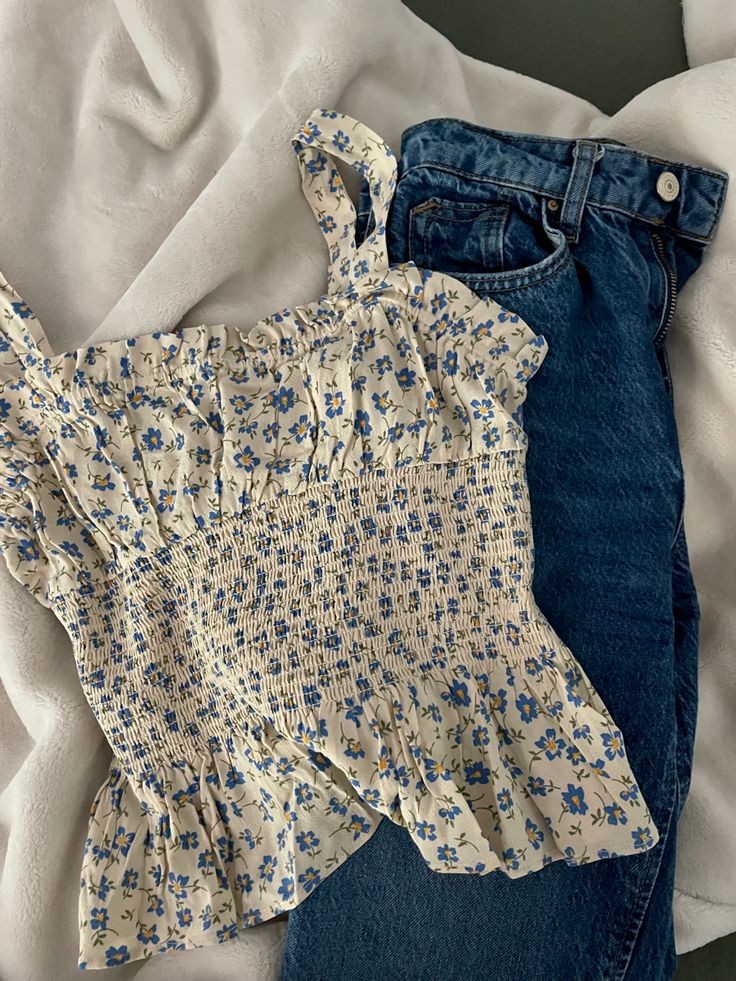 sstudynessa's tweet image. how does pinterest see you? 

♡  top 
♡  bottoms 
♡  bag 
♡ ︎footwear

sou eu 😊