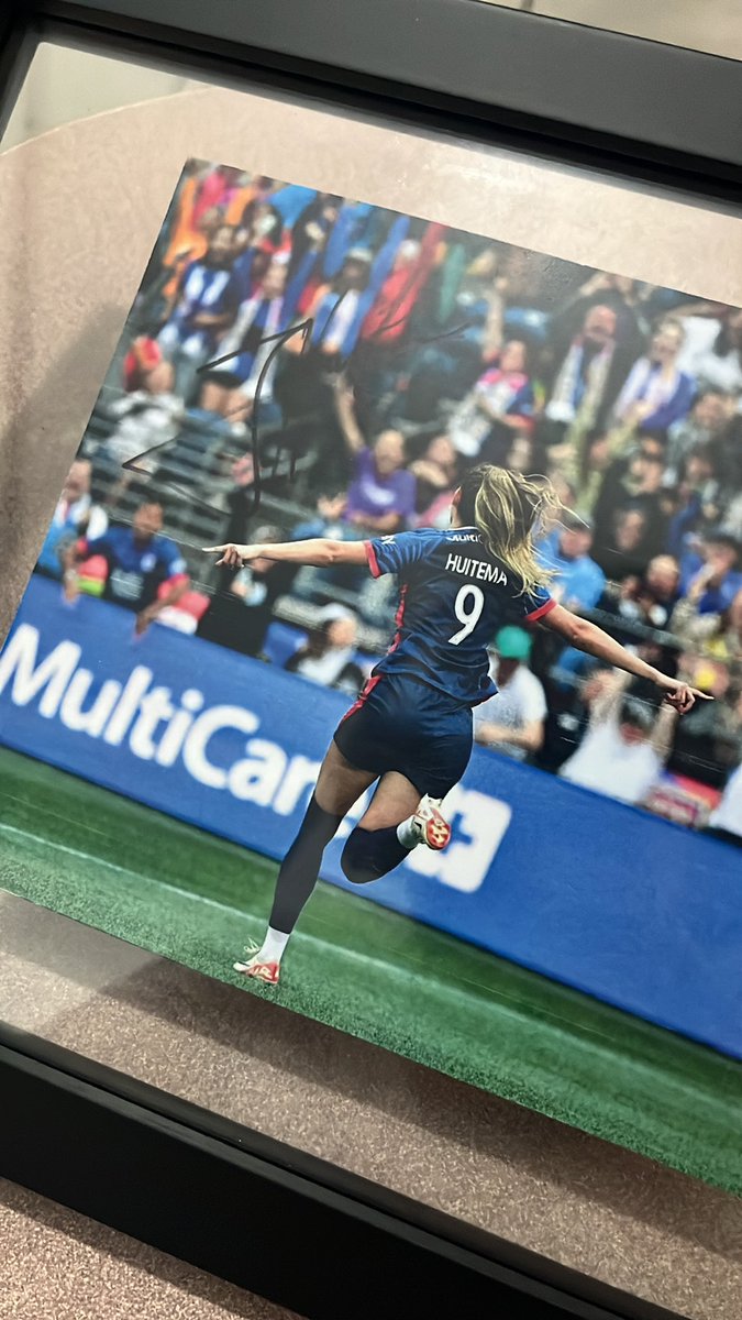 Nosotras pensamos que sería súper difícil conocer y pedirle una firma a <a href="/JordynHuitema/">Jordyn Huitema</a> pero no 🥹❤️‍🩹 
 
De mis tesoros futbolísticos 😉