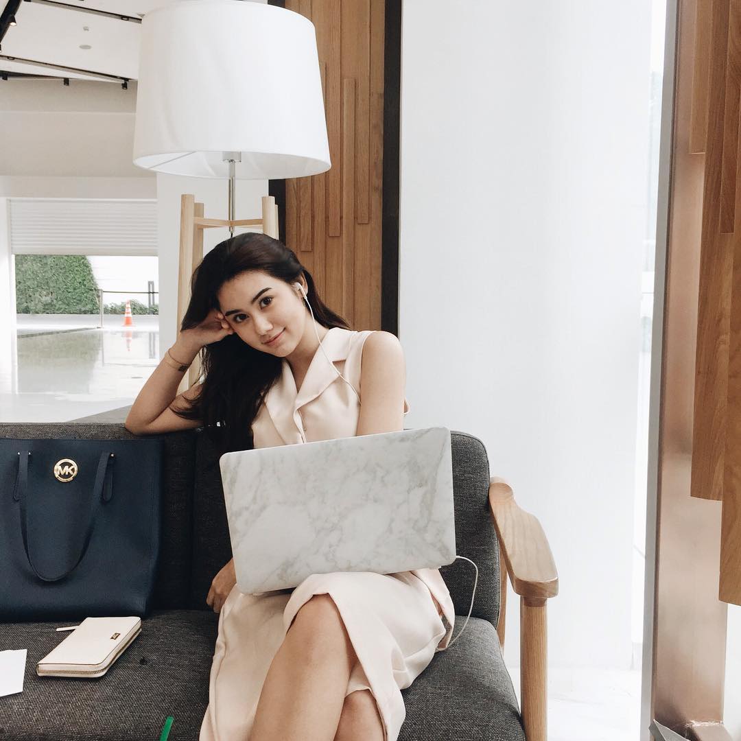 Web676's tweet image. "Reflecting with a gentle touch, lost in thought beneath the sky's embrace. 🌿💭 #ContemplativeMoment #ThoughtsWandering #HandOnHead"