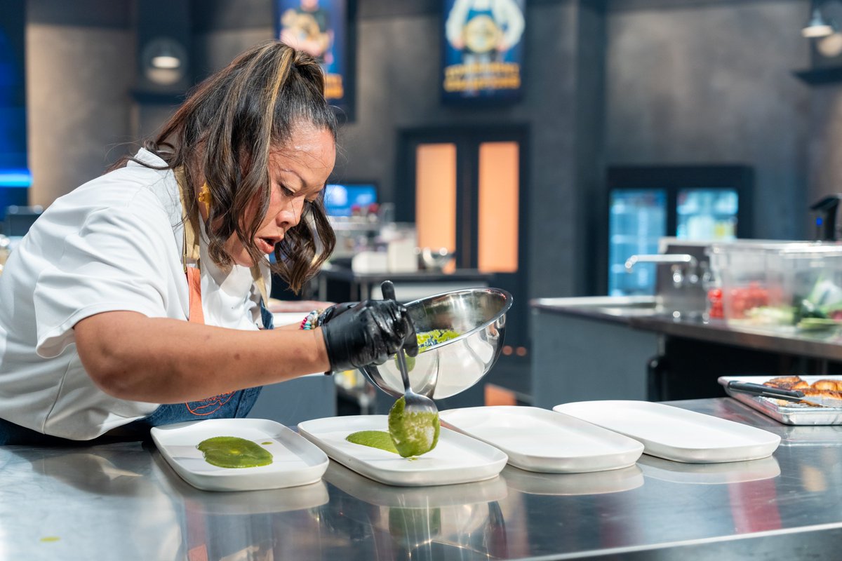 The chefs are going in two very different directions tonight. @meilin21 plans to keep the red snapper raw, while @leeannewong is searing the fish and pairing it with Latin flavors. #TournamentOfChampions