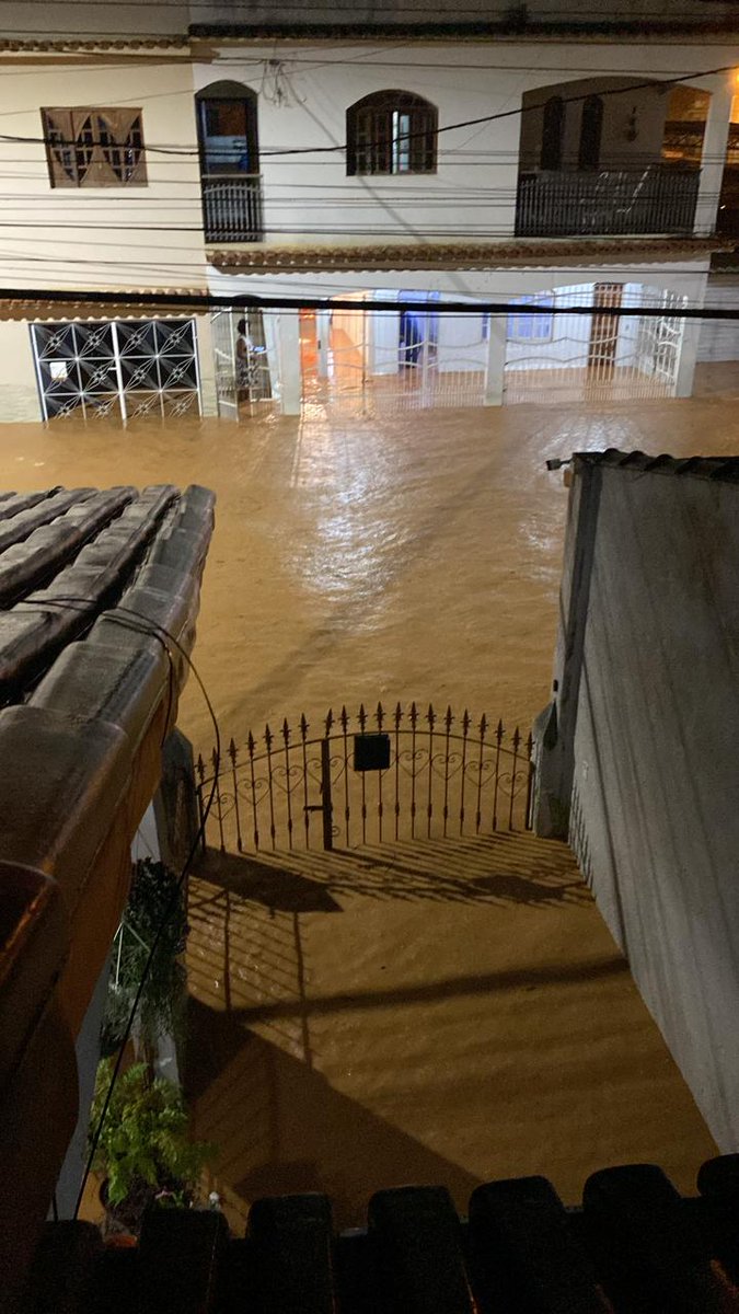 essa é minha cidade mimoso do sul, debaixo d'água, completamente destruída, pelas fortes chuvas. destruição total! comércios totalmente destruídos, centenas de pessoas sem casas, sem água, comida e infelizmente até sem vida.