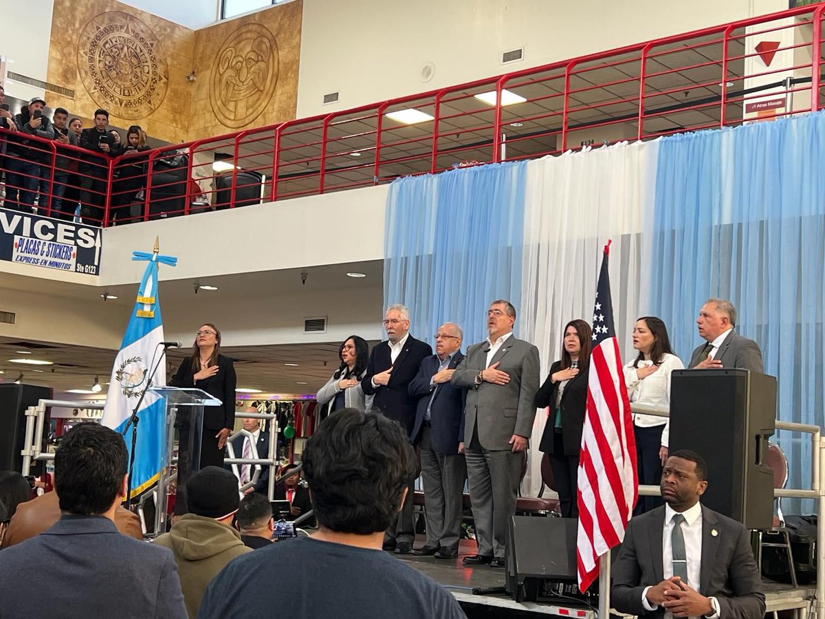 vozinmigranteLA's tweet photo. La tercera es la vencida: Presidente @BArevalodeLeon se reúne, después de varios intentos en 2023 que fueron cancelados a causa de acciones del MP de Guatemala, con comunidad guatemalteca en Maryland.
@LettyBaran @CONAMIGUANEWS @BenMonterroso https://t.co/Vp5z4nJrLU