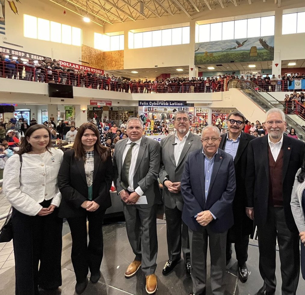vozinmigranteLA's tweet photo. La tercera es la vencida: Presidente @BArevalodeLeon se reúne, después de varios intentos en 2023 que fueron cancelados a causa de acciones del MP de Guatemala, con comunidad guatemalteca en Maryland.
@LettyBaran @CONAMIGUANEWS @BenMonterroso https://t.co/Vp5z4nJrLU
