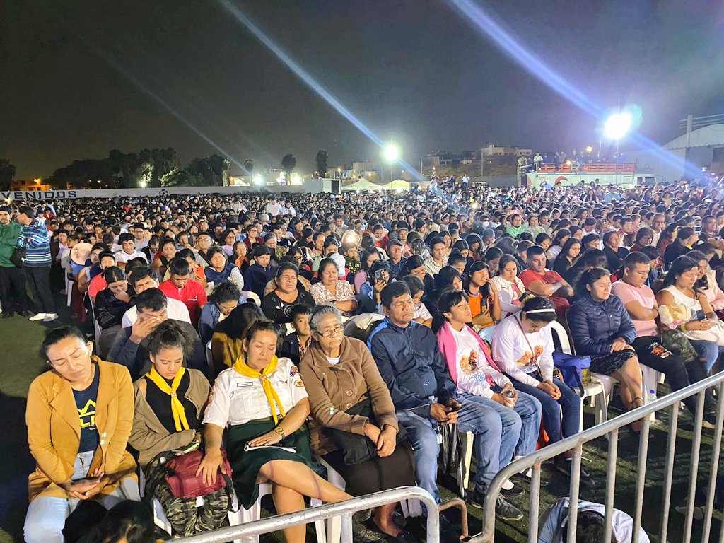 AdventistasMPN's tweet photo. 📍Desde el Estadio Municipal (Ex-ParqueZonal) de La Victoria - Chiclayo #MPN, el Pr. Alejandro Bullón: 💬 "No puedes dejar de amar, porque el amor no termina, el amor proviene de Dios" ❤️

#SemanaSanta2024 #LaÚltimaVictoria
#Bullón #Adoración https://t.co/HjnlMiOX4V