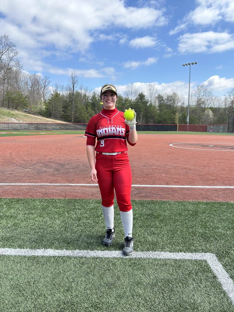 chloe_r2026's tweet photo. 1st varsity game of the season and hit my 1st homerun of the year! @StriveSoftball @16UOHT3MavsGold @MastodonSB @MSU_Softball @INTechSoftball https://t.co/tLoKevRj07