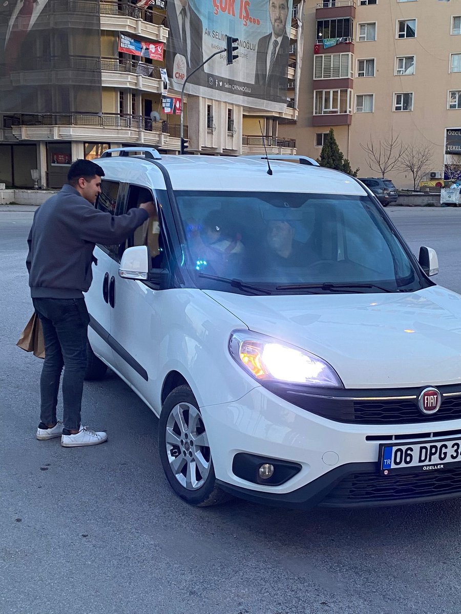 kkazanAKGenclik's tweet photo. Kahramankazan’da trafiğe takılanlar, iftar sofrasına yetişemeyenler.. 🌙

Sorun yok! biz buradayız 💪🏻

Aracını sağa çekip, camı açmanız yeterli sadece 😇

#iftara5kala AK Gençlik Yollarda ✨

@efedemirhann 
@AhmetCeylan0606 
@serhatoguz06 
@NesetPeker https://t.co/ac0ARpaeuW
