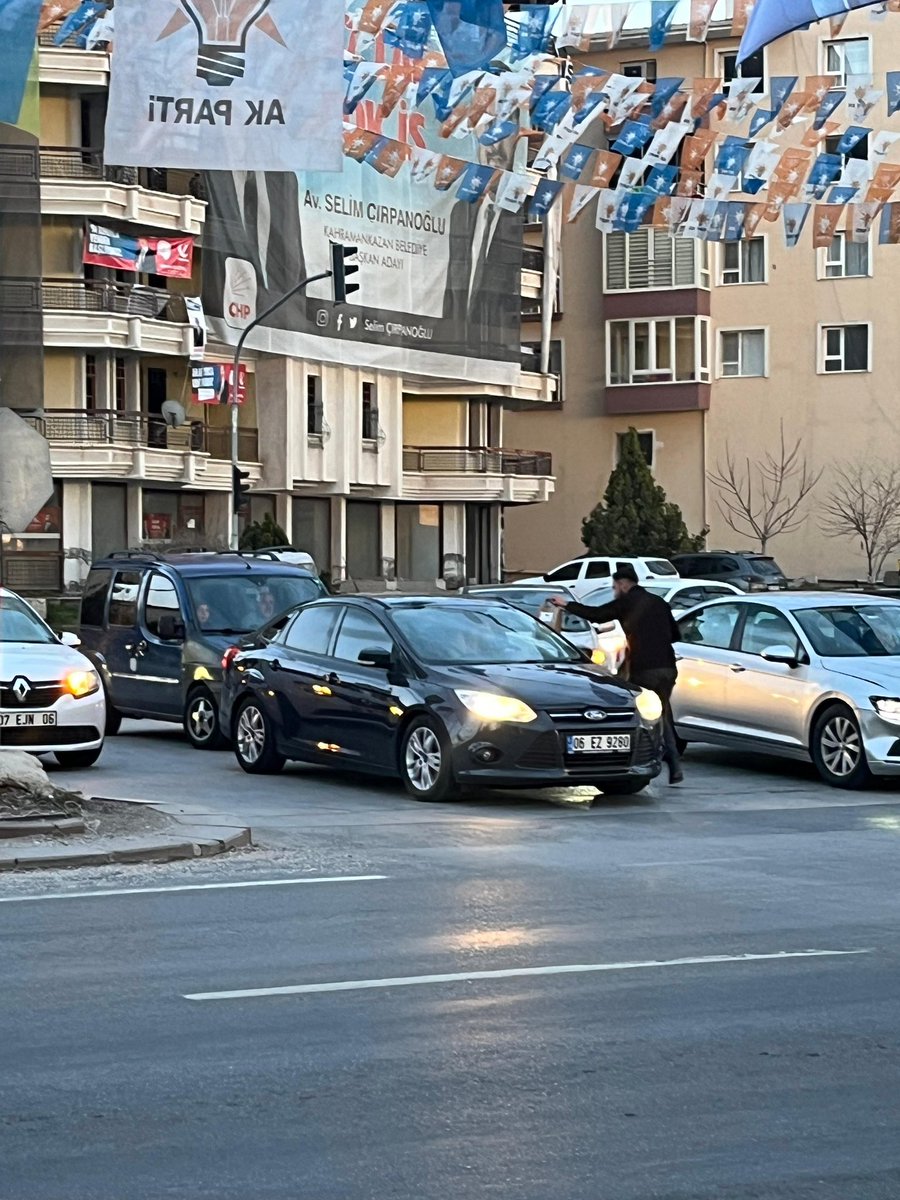kkazanAKGenclik's tweet photo. Kahramankazan’da trafiğe takılanlar, iftar sofrasına yetişemeyenler.. 🌙

Sorun yok! biz buradayız 💪🏻

Aracını sağa çekip, camı açmanız yeterli sadece 😇

#iftara5kala AK Gençlik Yollarda ✨

@efedemirhann 
@AhmetCeylan0606 
@serhatoguz06 
@NesetPeker https://t.co/ac0ARpaeuW