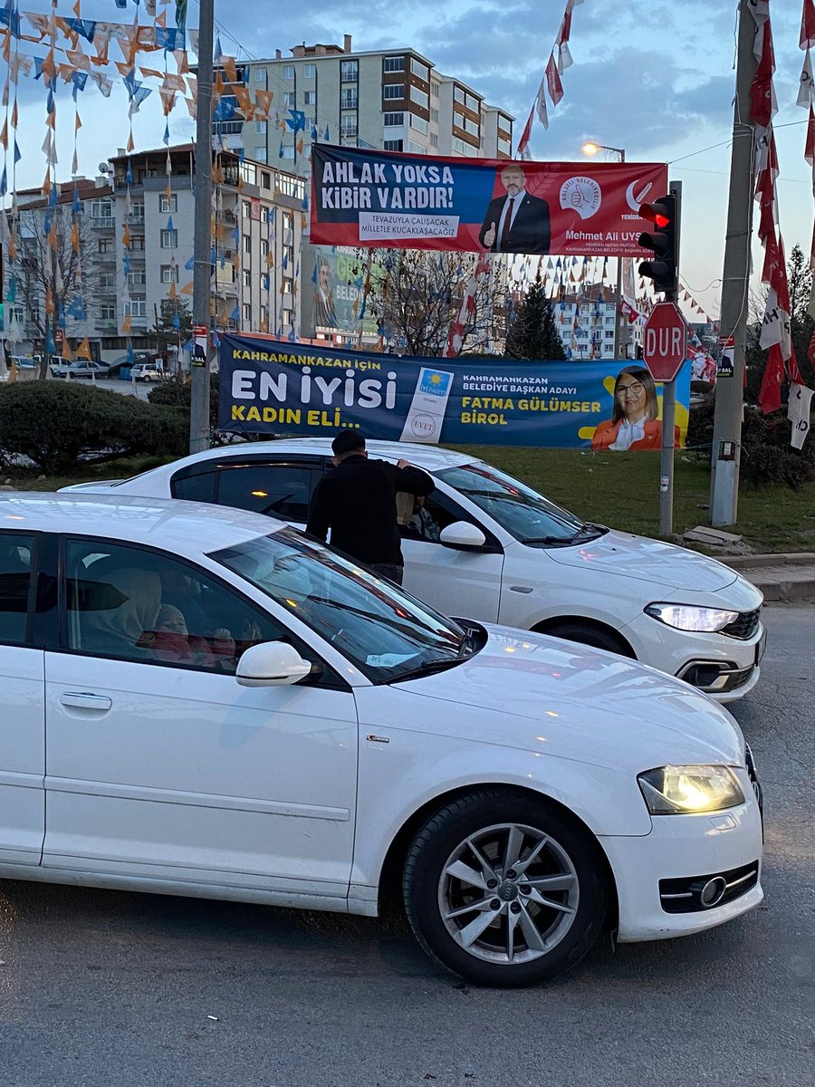 kkazanAKGenclik's tweet photo. Kahramankazan’da trafiğe takılanlar, iftar sofrasına yetişemeyenler.. 🌙

Sorun yok! biz buradayız 💪🏻

Aracını sağa çekip, camı açmanız yeterli sadece 😇

#iftara5kala AK Gençlik Yollarda ✨

@efedemirhann 
@AhmetCeylan0606 
@serhatoguz06 
@NesetPeker https://t.co/ac0ARpaeuW