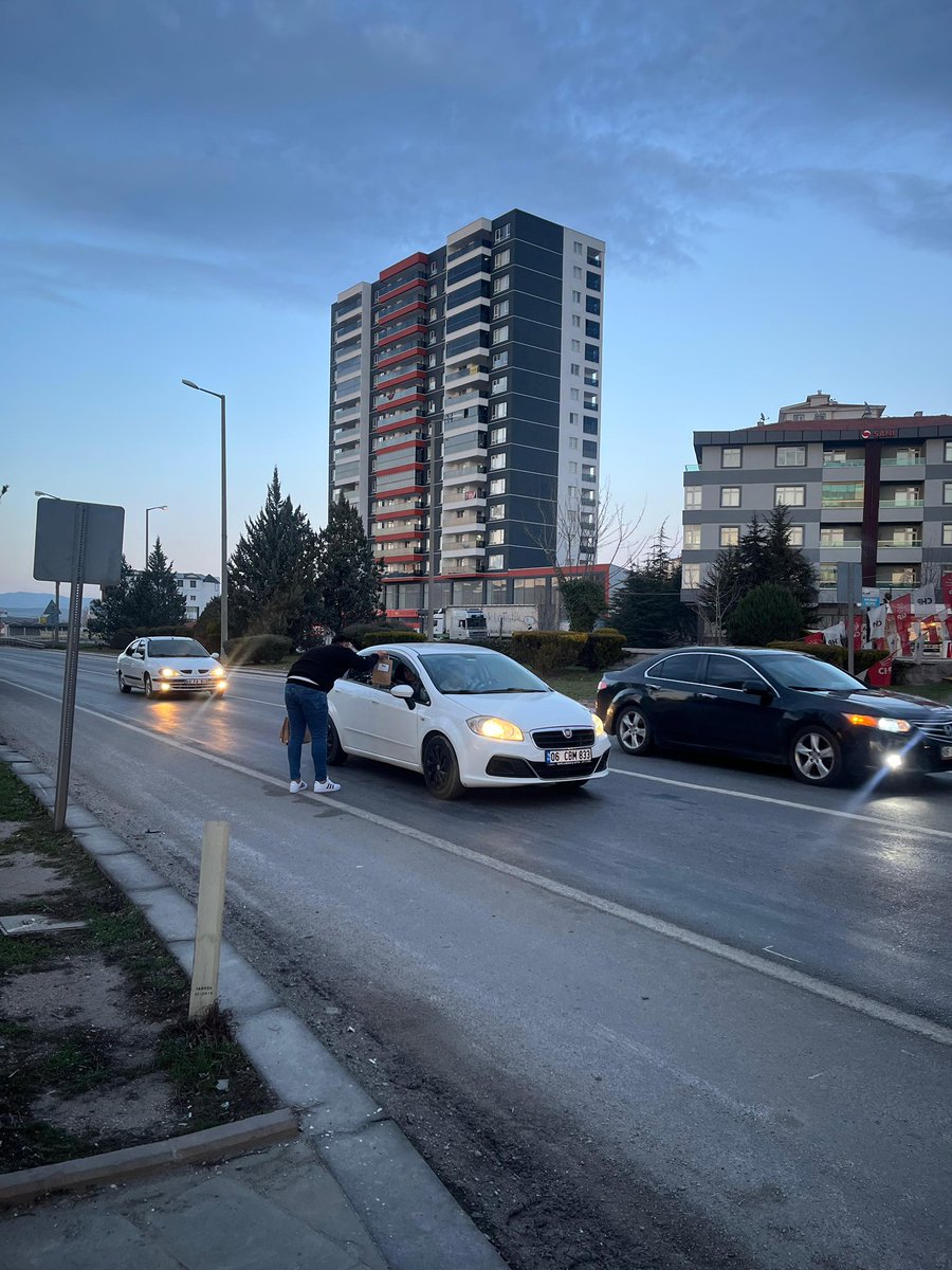 Kahramankazan’da trafiğe takılanlar, iftar sofrasına yetişemeyenler.. 🌙

Sorun yok! biz buradayız 💪🏻

Aracını sağa çekip, camı açmanız yeterli sadece 😇

#iftara5kala AK Gençlik Yollarda ✨

<a href="/efedemirhann/">Ülkü Efe Demirhan</a> 
<a href="/AhmetCeylan0606/">Ahmet Ceylan</a> 
<a href="/serhatoguz06/">Serhat Oğuz</a> 
<a href="/NesetPeker/">Neset Peker</a>