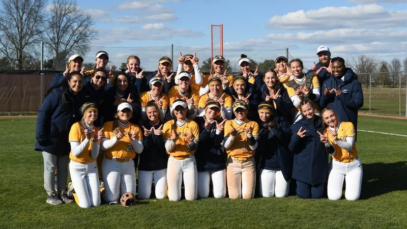 Toledo’s Mady Yackee and Sophia Knight combined for a perfect game as Toledo beat host Bowling Green 12-0 in five innings to sweep the Battle of I-75 series on Saturday. 📸: @ToledoSoftball d1softball.com/daily-dozen-sa…