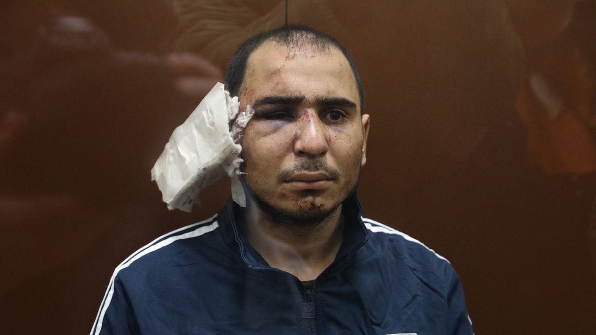 AlertaNews24's tweet photo. 🇷🇺 | ATAQUE EN RUSIA: LO QUE SE SABE SOBRE LOS SOSPECHOSOS DE TERRORISMO EN MOSCÚ:

1. Dalerjon Mirzoev - CONFESADO - 32 años, inmigrante ilegal de Tayikistán, visa de trabajo vencida, padre de 4 niños pequeños.

2. Saidakrom Rachabalizoda: 28 años, supuestamente nacido en Tayikistán, vive en Moscú.

3. Shamsiddin Fariduni - 24 años, nacido en Tayikistán, trabajador de una fábrica, padre de un bebé de 8 meses.

4. Muhammadsobir Fayzov - Peluquero, llegó en camilla a la corte.

Según se informa, todos han sido acusados ​​en virtud de la "Ley Terrorista" de Rusia por su presunta participación en el ataque terrorista al Ayuntamiento de Crocus.

 La pena máxima es cadena perpetua.